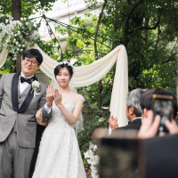 挙式で指輪の披露を行なっている