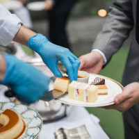 デザートビュッフェをとる新郎