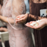 フラワーシャワーを持っている様子