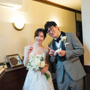 ロビーにいる新郎新婦|779744さんのアーモニーアグレアーブル(旧:マノワール・ディノ)/テイクアンドギヴ・ニーズウェディングの写真(2582335)