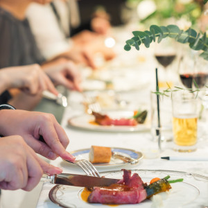 料理を食べているゲスト|779744さんのアーモニーアグレアーブル(旧:マノワール・ディノ)/テイクアンドギヴ・ニーズウェディングの写真(2582312)