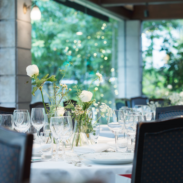 誰も着席していない時の披露宴会場