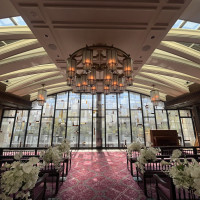 全面のガラスが美しいチャペル