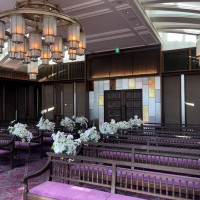 光が入り込むチャペル、ゲストの距離感が近い