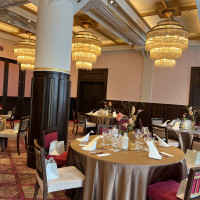 赤が映える披露宴会場