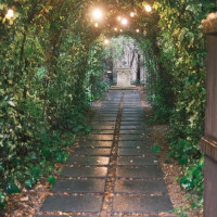 ガーデンチャペルへ向かうトンネルです。