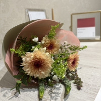 見学の途中にプチブーケをいただきました