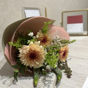 見学の途中にプチブーケをいただきました|779851さんの山手迎賓館/テイクアンドギヴ・ニーズウェディングの写真(2583723)