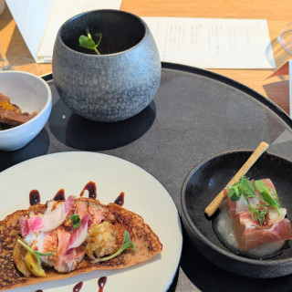 前菜：鴨とひじきの小鉢や栗粉のクレープ等