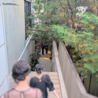 中庭：披露宴会場の3階から降りてきている写真