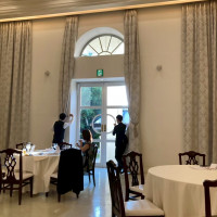 大きな窓、高い天井。
出入り可能