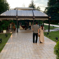 ガーデンにあるガゼボ。
ビュッフェなどを行うことができる