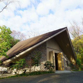 三角チャペルの外