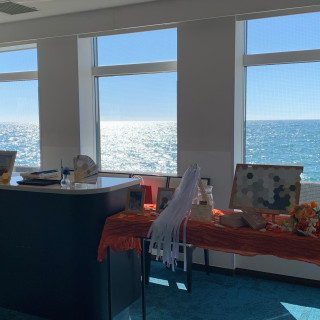 挙式受付。チャペル建物に受付部屋が併設していて景色がいいです