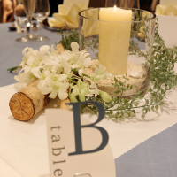 テーブル装飾。テーブルナンバーは自作のペーパーアイテム