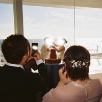 海を背景にしたケーキカット演出