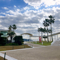 右手階段がチャペル、中央ガーデン、左手建物が披露宴会場