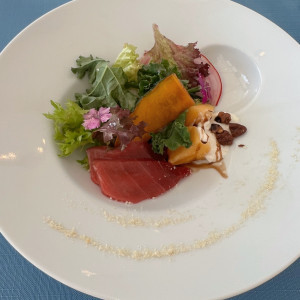 カリフォルニア産ブラータチーズと季節果実のサラダ|780032さんのリビエラ逗子マリーナの写真(2588437)