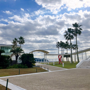 右手階段がチャペル、中央ガーデン、左手建物が披露宴会場|780032さんのリビエラ逗子マリーナの写真(2588450)