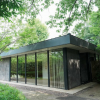 チャペルはガラス張りで、周りは緑に包まれていて明るく綺麗でし