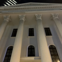 柱が高くそびえたってます。迫力があります。