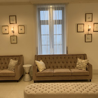 ロビーには沢山のソファーがありました。