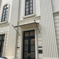 打合せ時に利用する出入口も素敵です。近くに喫煙所もあります