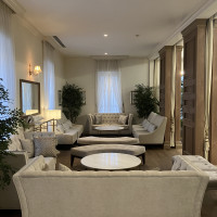 東側の控室。ソファーが沢山あります。カーテンもあります。