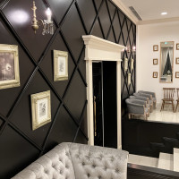 2階にも大きなソファーがありエレガントです