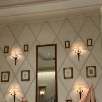 宴会場のメインテーブルの背面に大きな鏡があり、迫力あり