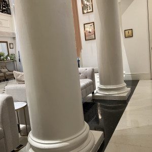 ロビーの柱が太く迫力があって豪華。|780037さんのアルモニーアンブラッセイットハウス/テイクアンドギヴ・ニーズウェディングの写真(2583261)