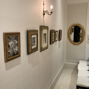 写真や鏡がとてもたくさんありすてきでした|780037さんのアルモニーアンブラッセイットハウス/テイクアンドギヴ・ニーズウェディングの写真(2583271)