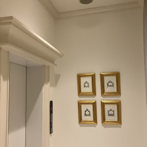 たくさんの写真フレームがとてもおしゃれです|780037さんのアルモニーアンブラッセイットハウス/テイクアンドギヴ・ニーズウェディングの写真(2583266)