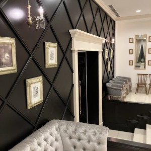 2階にも大きなソファーがありエレガントです|780037さんのアルモニーアンブラッセイットハウス/テイクアンドギヴ・ニーズウェディングの写真(2583270)