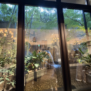 披露宴会場にある小さな滝。|780080さんのクラシカ表参道/別邸KEYAKIの写真(2583334)