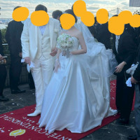 外でフラワーシャワーと全員集合写真を撮りました