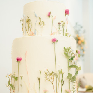 生花を貼り付けてたウェディングケーキ