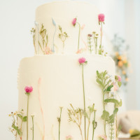 生花を貼り付けてたウェディングケーキ