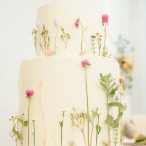 生花を貼り付けてたウェディングケーキ|780095さんのブライダルフォートの写真(2583371)