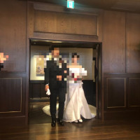 披露宴会場入場。シックな壁にドレスが映えていました。