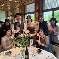 各卓での写真のバックにグリーンが入る