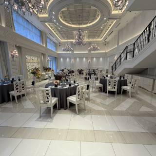 白を基調とした、素敵な披露宴会場です。