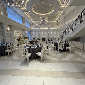 白を基調とした、素敵な披露宴会場です。|780114さんのル・センティフォーリア大阪(クラウディアホールディングスグループ)の写真(2583533)