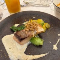 お魚料理
幻の魚ブリヒラのポワレじゃばら胡椒のソース