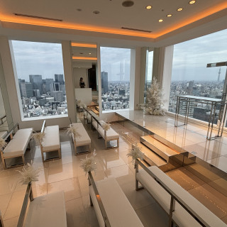 こちらが白を基調とした、挙式会場です、景色が非常に綺麗です