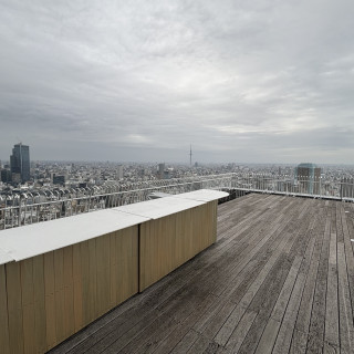 披露宴会場は屋上とも繋がっており、夜の夜景をバックに写真を撮