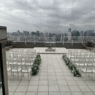 挙式会場は外と中が選ぶことができます！オプションで風船を飛ば