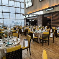 披露宴会場です。雰囲気がとても良く、天井が非常に高いです！