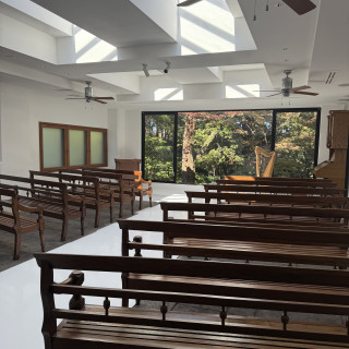 緑の見える自然光のチャペル