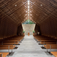 チャペルは幻想的で天井高くとてもかっこいいです。